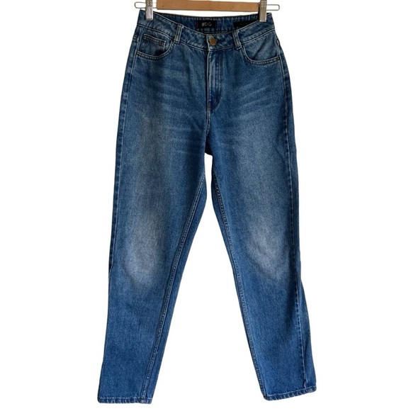 Urban Outfitters BDG High Rise Mom Jean Vintage Mid Wash 90s Style Tapered 25x27 - Picture 2 of 16